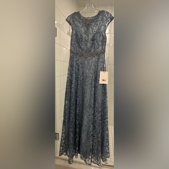 Elegant Blue Lace Evening Gown - Picture 2 of 6